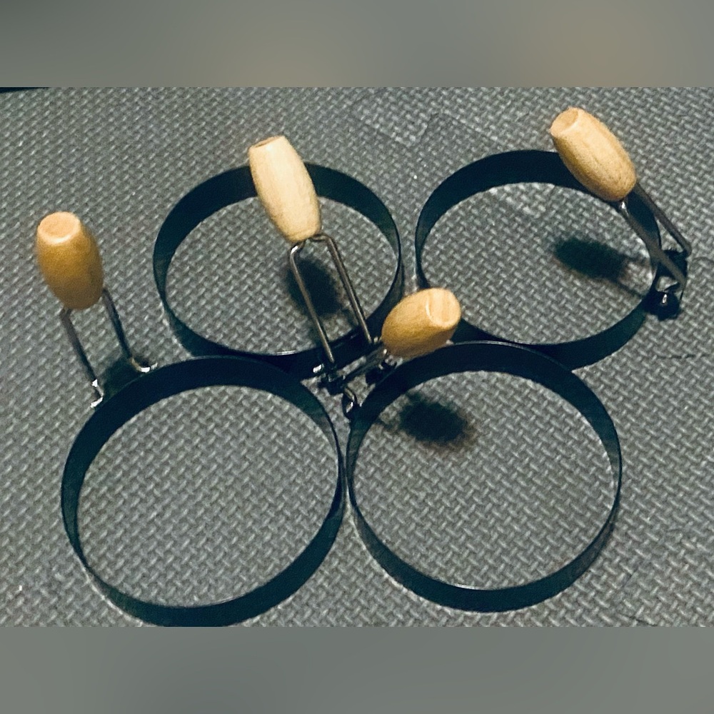 EGG SANDWICH LOVERS! Bundle (4) pieces set to make perfect sandwiches! LIKE NEW!